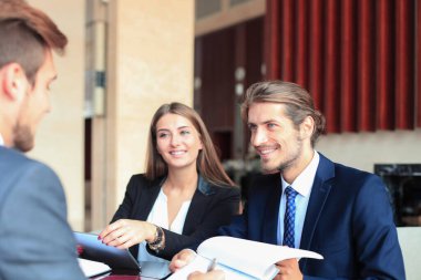 Sonunda önemli sözleşme imzalama mutlu onun iş gülümseyen iş adamı ortak.
