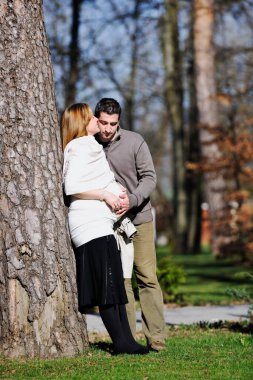 Dışarıda poz veren çift, mutlu hamilelik kavramı. 