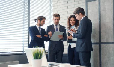 Sandalyeleri daire içinde toplantı yaratıcı iş adamları