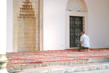 Müslüman camide dua