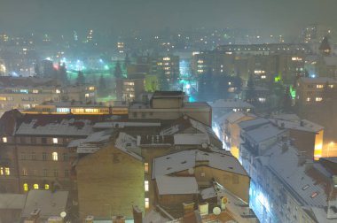 Karlı çatıları olan kış kasabasının gece manzarası