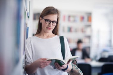 kız öğrenci okuma kitabı kitaplığındaki portresi