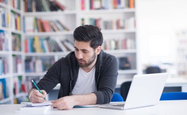 öğrenci okul Kütüphanesi Araştırma için dizüstü bilgisayar kullanarak