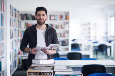 okul Kütüphanesi kitap okurken öğrenci portresi