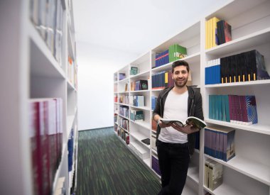 Okul kütüphanesinde öğrenci eğitimi