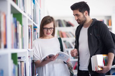 Öğrenciler iki okul Kütüphanesi sonra