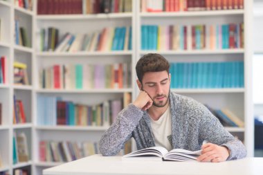 okul Kütüphanesi kitap okurken öğrenci portresi