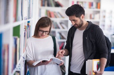 Öğrenciler iki okul Kütüphanesi sonra