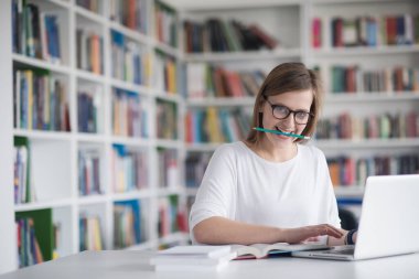 kız öğrenci eğitim okul kütüphanesinde