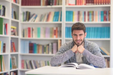 okul Kütüphanesi kitap okurken öğrenci portresi