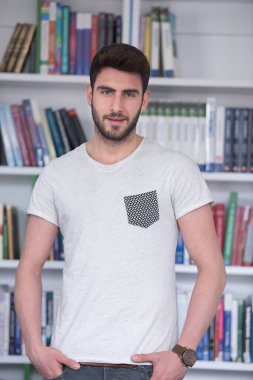 Okul kütüphanesinde öğrenci eğitimi