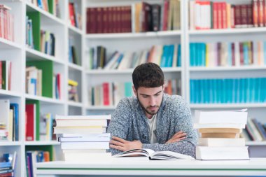 okul Kütüphanesi kitap okurken öğrenci portresi