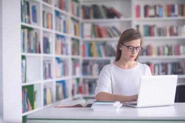 kız öğrenci eğitim okul kütüphanesinde