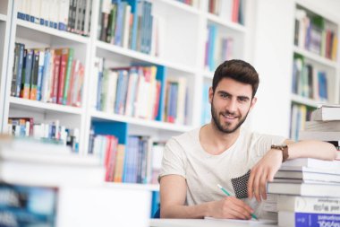 Okul kütüphanesinde öğrenci eğitimi