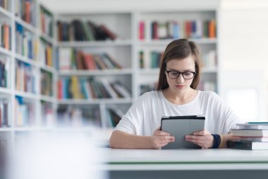 kız öğrenci çalışmada tablet kullanma okul Kütüphanesi,