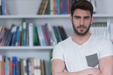 Okul kütüphanesinde öğrenci eğitimi