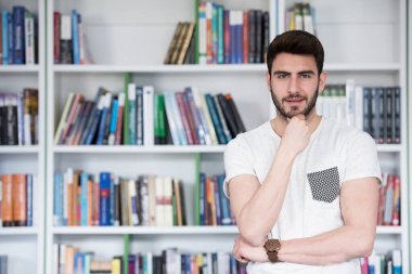 Okul kütüphanesinde öğrenci eğitimi