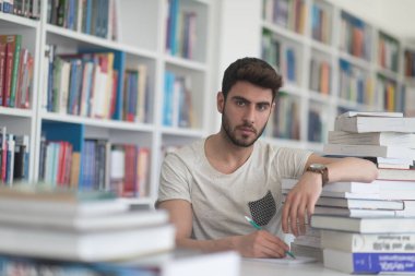 Okul kütüphanesinde öğrenci eğitimi