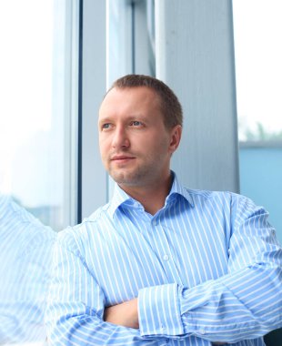 Pencereye bakan bir iş adamının portresi