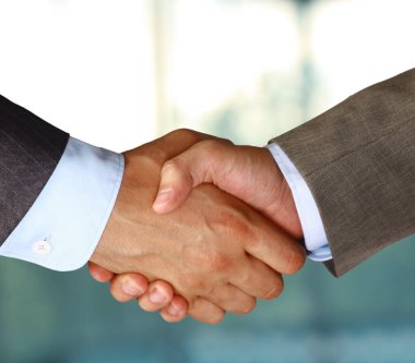 Bir iş elin çekim iki arkadaşları arasında sallamak