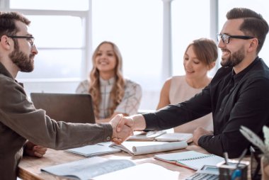 İş arkadaşları iş yerinde iş konularını tartışıyor.