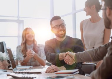 Ofisteki iş ortaklarının el sıkışmalarının arkaplan resmi