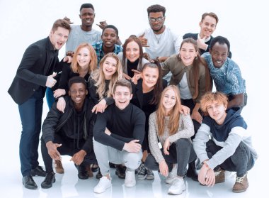 Bir grup mutlu genç bir arada duruyor..