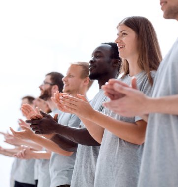 Proje Yöneticisi ve çalışma grubu başarılarını gösteriyor.