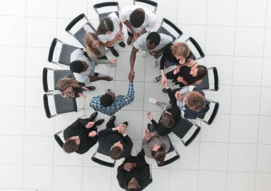 İki işadamı büyük bir anlaşma yaptıktan sonra el sıkışıyor.