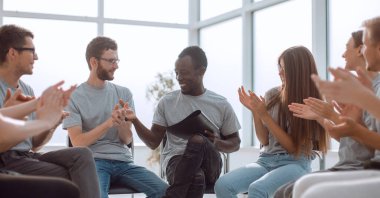 Gençler toplantıdan sonra konuşmacıyı alkışlıyor