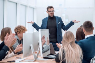 Proje Yöneticisi yeni stratejiyi iş adamlarına açıkladı