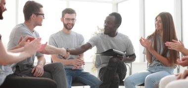 Bir grup genç, konuşmacıyı alkışlarıyla selamladı.