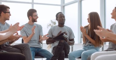 Seminerde alkışlayan bir grup genç.