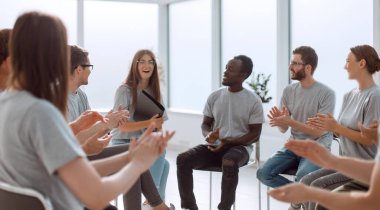 Neşeli atölye katılımcıları alkışlıyor