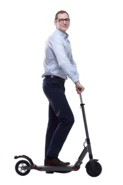 Yan görünüş. Elektrikli scooterlı sıradan bir adam sana bakıyor.