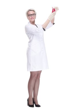 Kadın bilim adamı bir laboratuvar şişesinde sıvıya bakıyor. izole