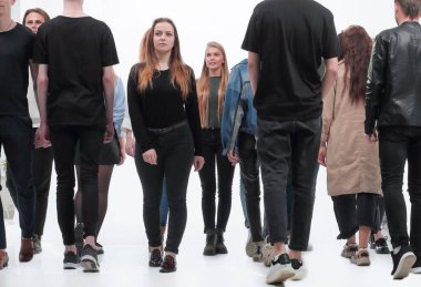 ciddi bir grup genç adam birbirlerine doğru yürüyorlar.