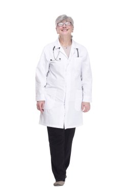 Mutlu kadın doktor ileri doğru yürüyor. beyaz arkaplanda izole edilmiş