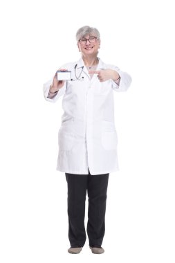 Deneyimli doktor kadın ziyaretçi kartını gösteriyor..