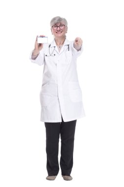 Deneyimli doktor kadın ziyaretçi kartını gösteriyor..