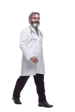 Tam gelişim. Kendine güvenen erkek doktor ileri doğru ilerliyor..