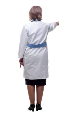 Beyaz bir duvarın önünde duran kadın doktor. izole 