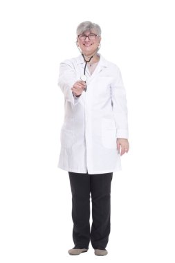 Deneyimli kadın doktor steteskopunu tutuyor. tam büyümede.