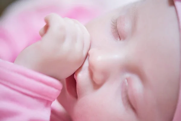 Новорожденный Ребенок Спит Дома Постели — стоковое фото