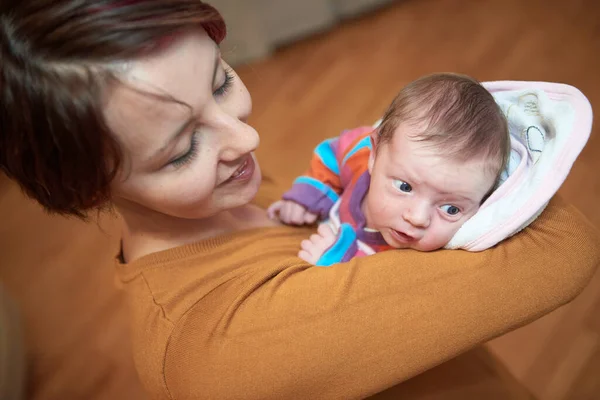 Moeder Speelt Thuis Met Baby — Stockfoto