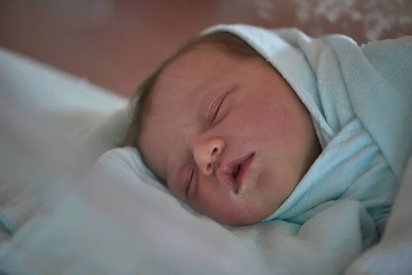Noworodek Śpiący Łóżku Szpitalu — Zdjęcie stockowe
