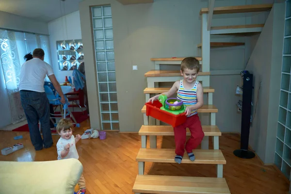 Małe Dziecko Bawi Się Przynosi Zabawki Siostrze — Zdjęcie stockowe