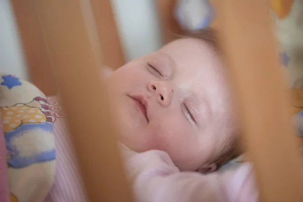 Vastasyntynyt Vauva Nukkuu Kotona Sängyssä — kuvapankkivalokuva