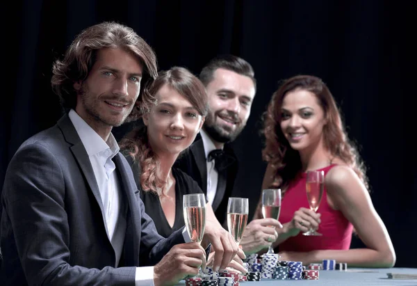 Poker Oyuncuları Şampanya Için Siyah Arka Plan Üzerine — Stok fotoğraf