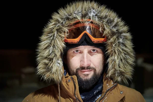 Kışın Fırtınalı Bir Gecede Sıcak Kürk Ceket Giyen Bir Adam — Stok fotoğraf